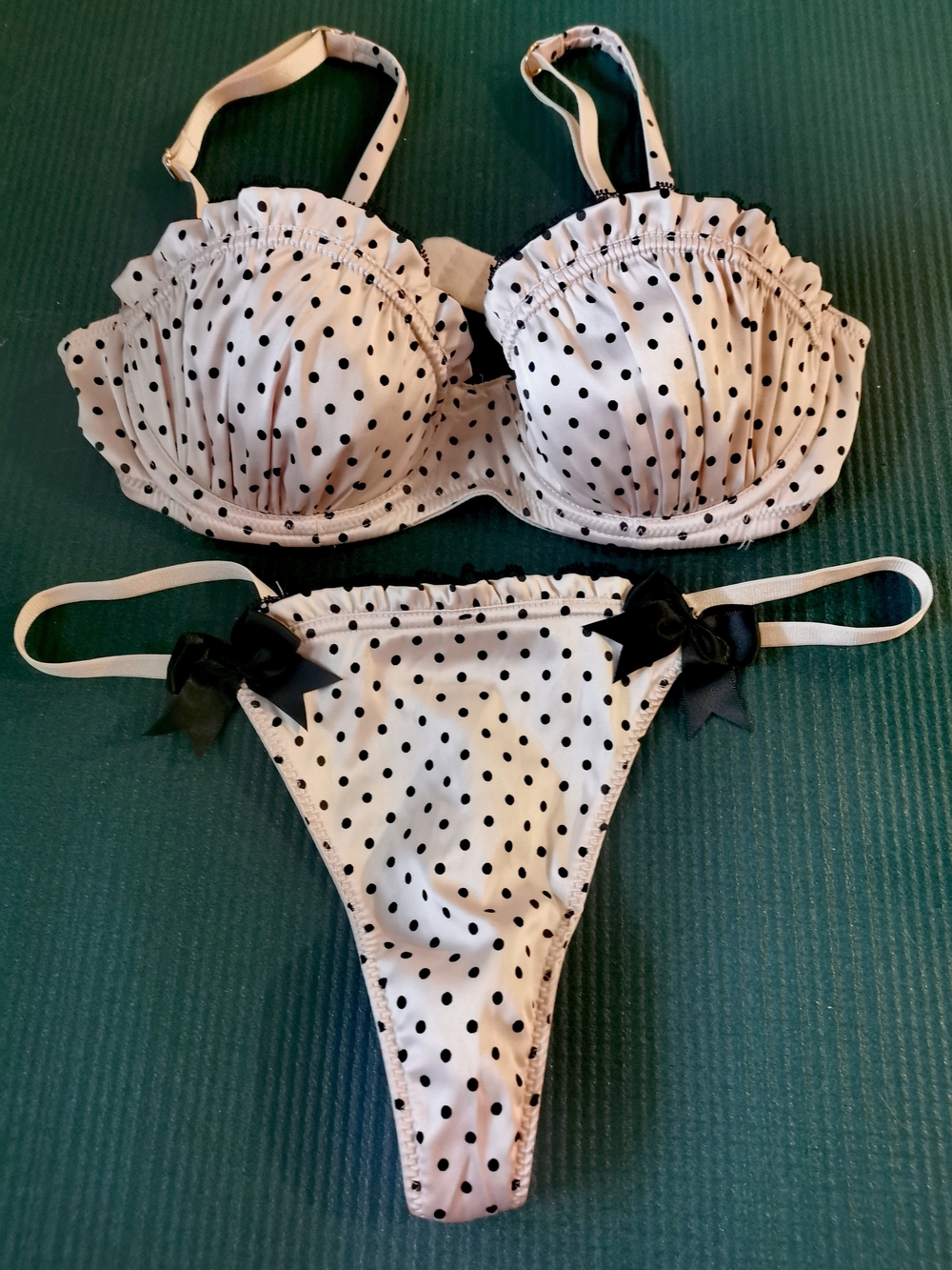 Brand New/Unworn La SENZA Lo Rise Polka Dot Thong & Bra Set Ruffle Trim Gold Tag